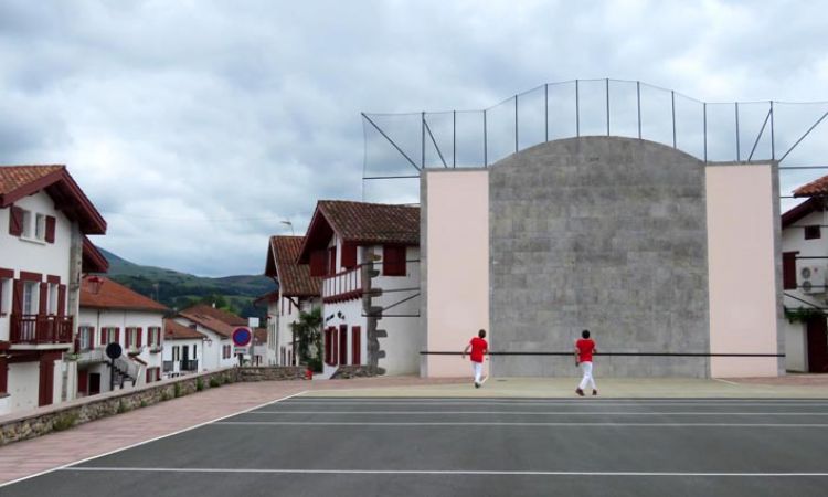 fronton_de_la_place_d_itxasou.JPG