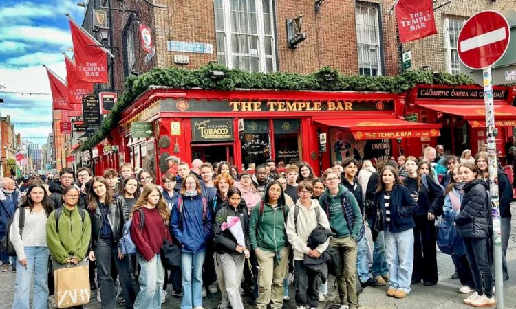 Adolescents-devant-le-Temple-Bar-Irlande.jpg