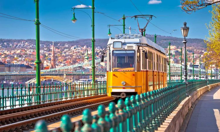 Colo-CEI-Tramway-emblematique-de-Budapest.jpg