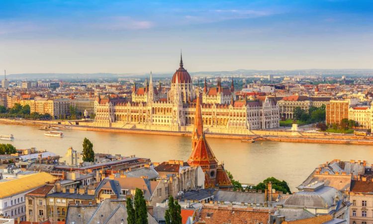 colo-Hongrie-Parlement-hongrois-au-bord-du-Danube.jpg