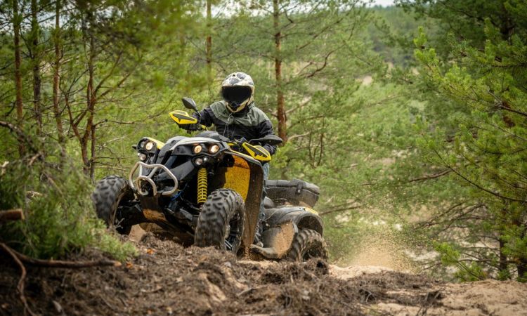 Quad-pilote-foret-Par-Anton-TolmachovAdobeStock_437098683-scaled.jpeg