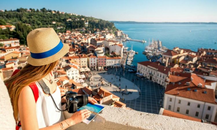 Slovenie-Piran-vue-jeune-femme-Par-rh2010-AdobeStock_116780542-scaled-1024x684.jpeg
