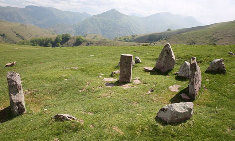 les-cromlechs-Itxasou-690.jpg