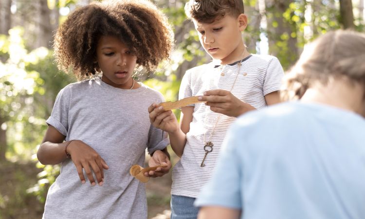 enfants-participant-a-une-chasse-au-tresor.jpg
