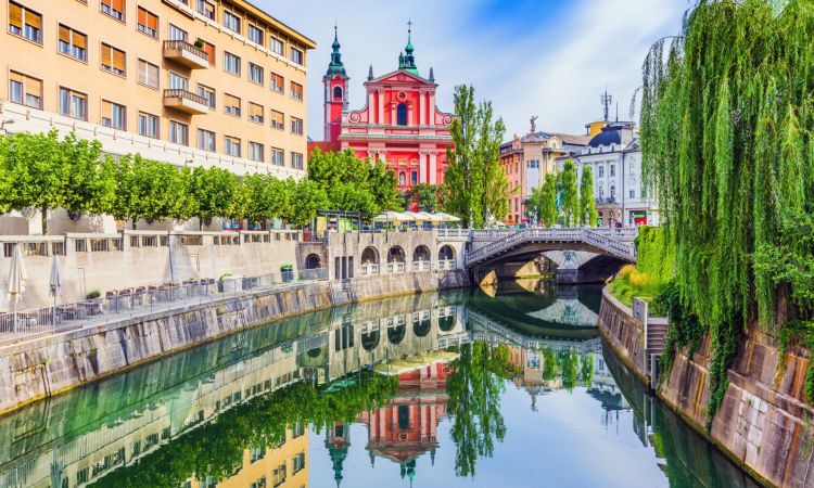 AdobeStock_287354126-Slovenie-Ljubjana-Par-SCStock-scaled.jpeg
