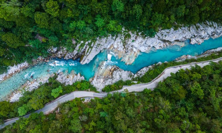 Slovenie-vallee-riviere-Soca-Par-marcin-jucha-AdobeStock_466644122-scaled.jpeg