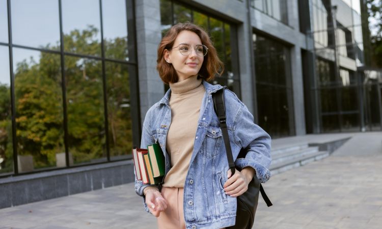etudiante-moderne-seduisante-dans-vetements-elegants-pile-livres-sac-dos-exterieur-min.jpg