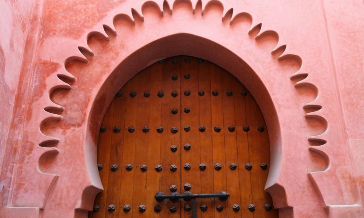 Maroc-Marrakech-porte-Medina-Par-Tupungato-AdobeStock_501752870-scaled.jpeg