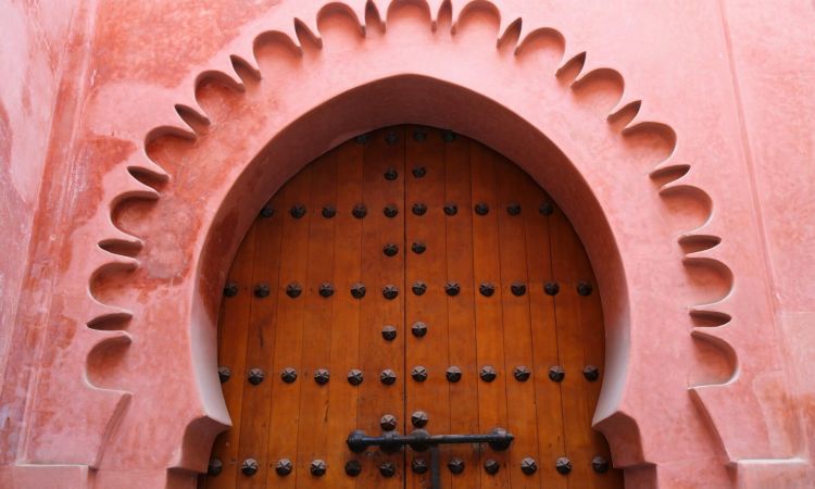 Maroc-Marrakech-porte-Medina-Par-Tupungato-AdobeStock_501752870-scaled.jpeg