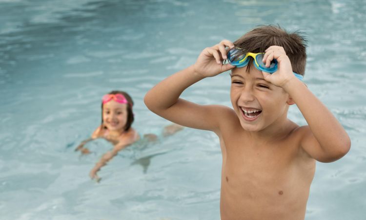 enfants-plan-moyen-s-amusant-piscine.jpg