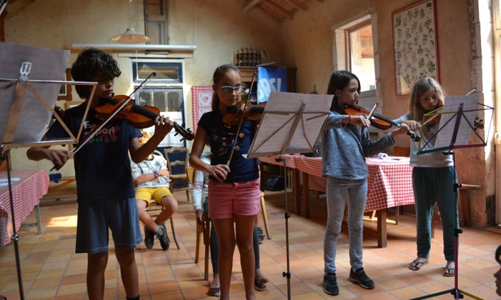 Séjour équitation et musique-Atelier musique violon groupe.jpg