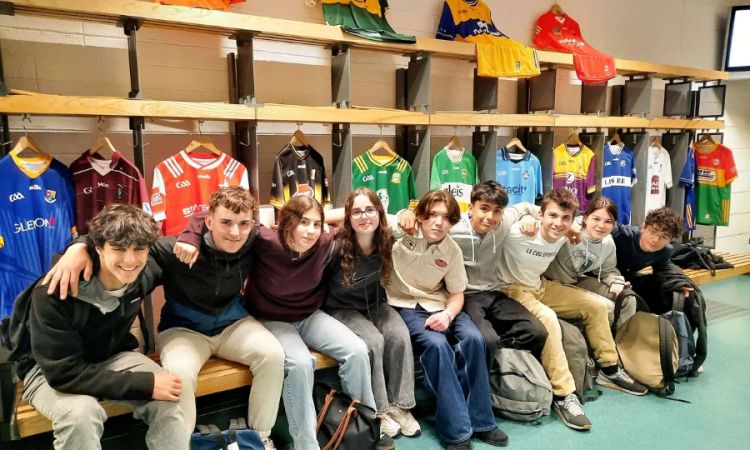 Adolescents-au-vestiaire-de-GAA-Stadium.jpg