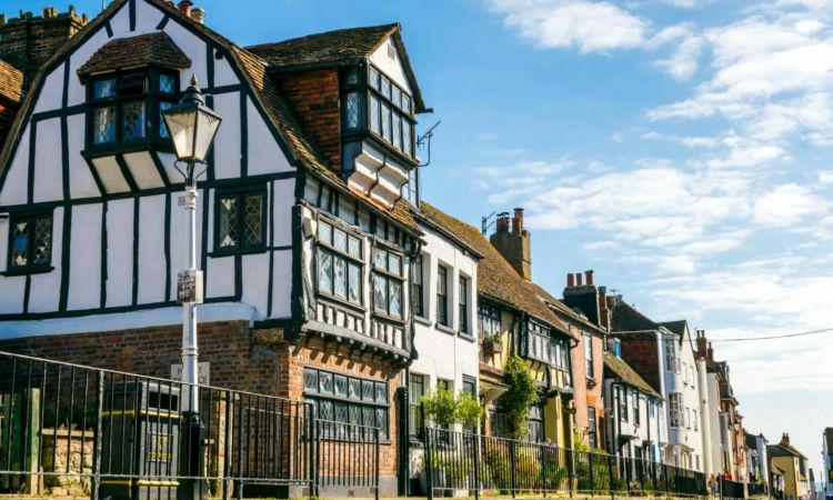 Angleterre-Hastings-Tudor-House-Par-sixpixx-AdobeStock_169077996-scaled-1536x1024.jpg