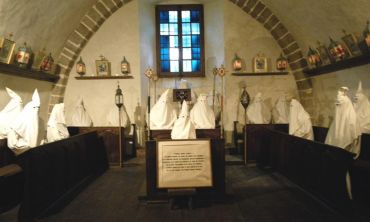 Séjours & vacances ados : Vacances enfants Toussaint Visite de la Chapelle-Musée des Pénitents blancs à Marsac-en-Livradois