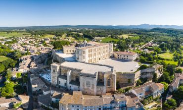 Vacances enfants : Séjours culture et découverte Visitez les châteaux historiques de la Drôme (Séjours culture et découverte, Vacances en famille, Activités enfants / famille)