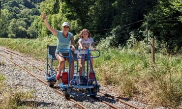Vacances enfants : Activités enfants / famille Découvrez le Vélorail du Kreiz Breizh (Vacances en famille)